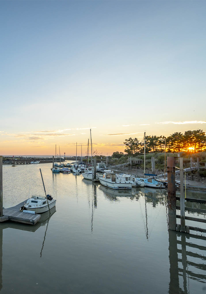 camping avec coucher de soleil sur le port